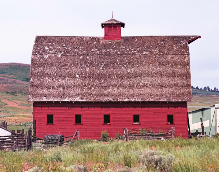 Red barn on the Waterville Plateau, Waterville Plateau barn, Waterville Plateau wheat farm, Kodak Ektar 100, Jeff King Photography, Mamiya 645 Pro